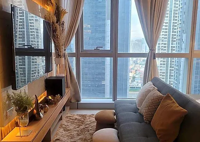 Отель Staycations Up Above 13 At Bgc